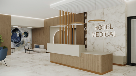 Svetel in moderen hotelski lobij z elegantnim sprejemnim pultom iz lesa in belega marmorja. Na steni je napisan napis 